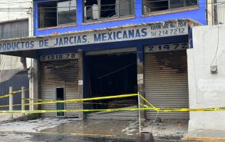 Brindan toluqueños apoyo a bomberos que combatieron incendio en tienda