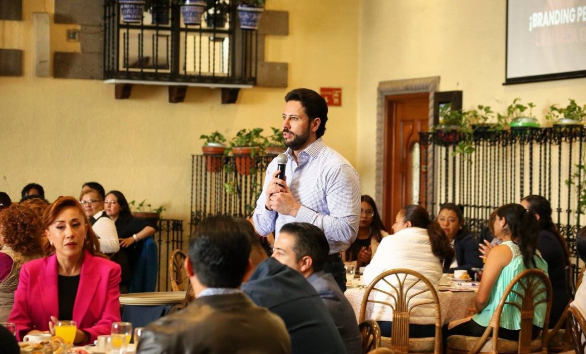 Capacita PAN a mujeres en imagen pública con Anuar Azar en Tlalnepantla