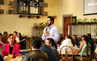 Capacita PAN a mujeres en imagen pública con Anuar Azar en Tlalnepantla