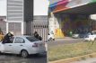 Captan a mujer arrastrando a hombre en cofre de su auto en la Méx-Qro