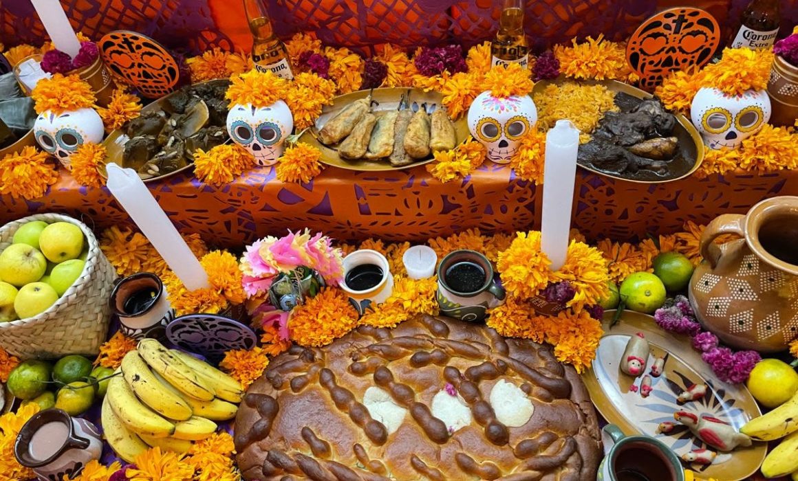 Celebra Huixquilucan Día de Muertos con exhibición de ofrendas