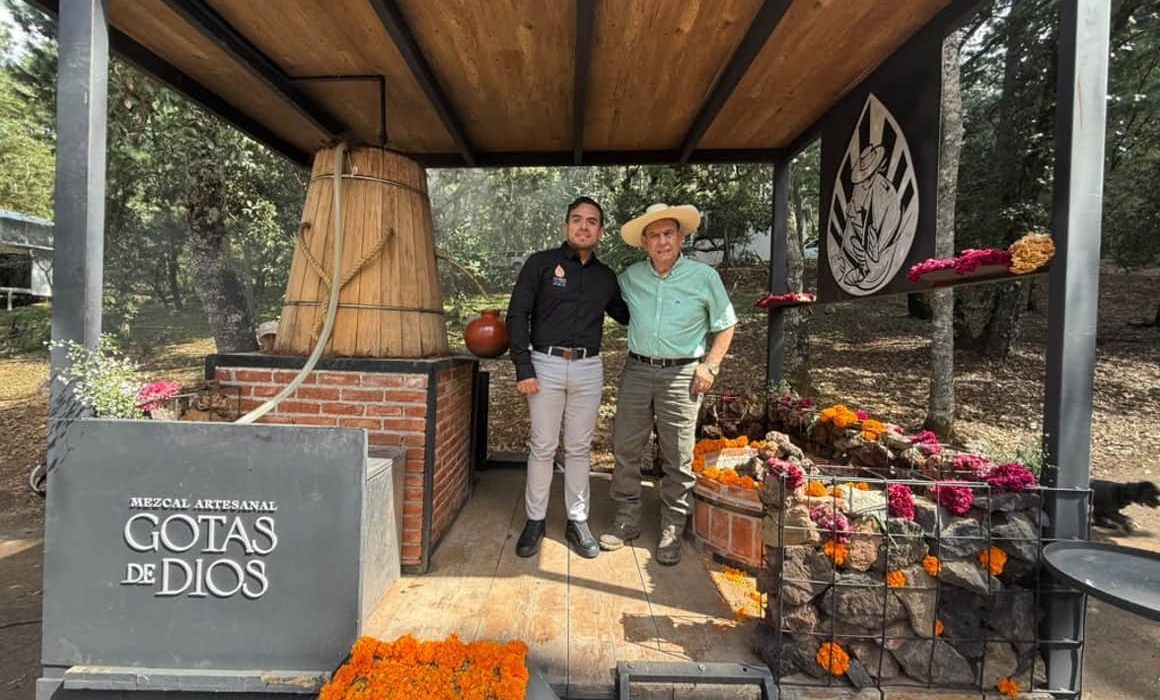 Celebran con mezcal enterrado raíces mexicanas en el Día de Muertos