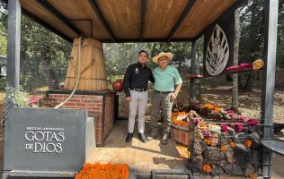 Celebran con mezcal enterrado raíces mexicanas en el Día de Muertos