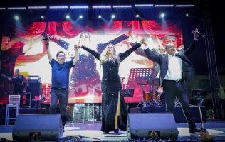 Cierra Quimera con romanticismo de Aranza y Carlos Cuevas