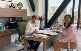 Cierra filas Delfina Gómez con Ariadna Montiel ante guerra sucia
