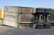 Cierran la México-Pachuca por volcadura de tráiler; dañó varios autos