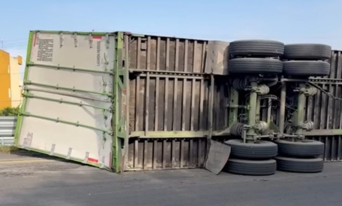 Cierran la México-Pachuca por volcadura de tráiler; dañó varios autos