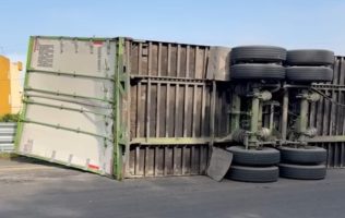 Cierran la México-Pachuca por volcadura de tráiler; dañó varios autos