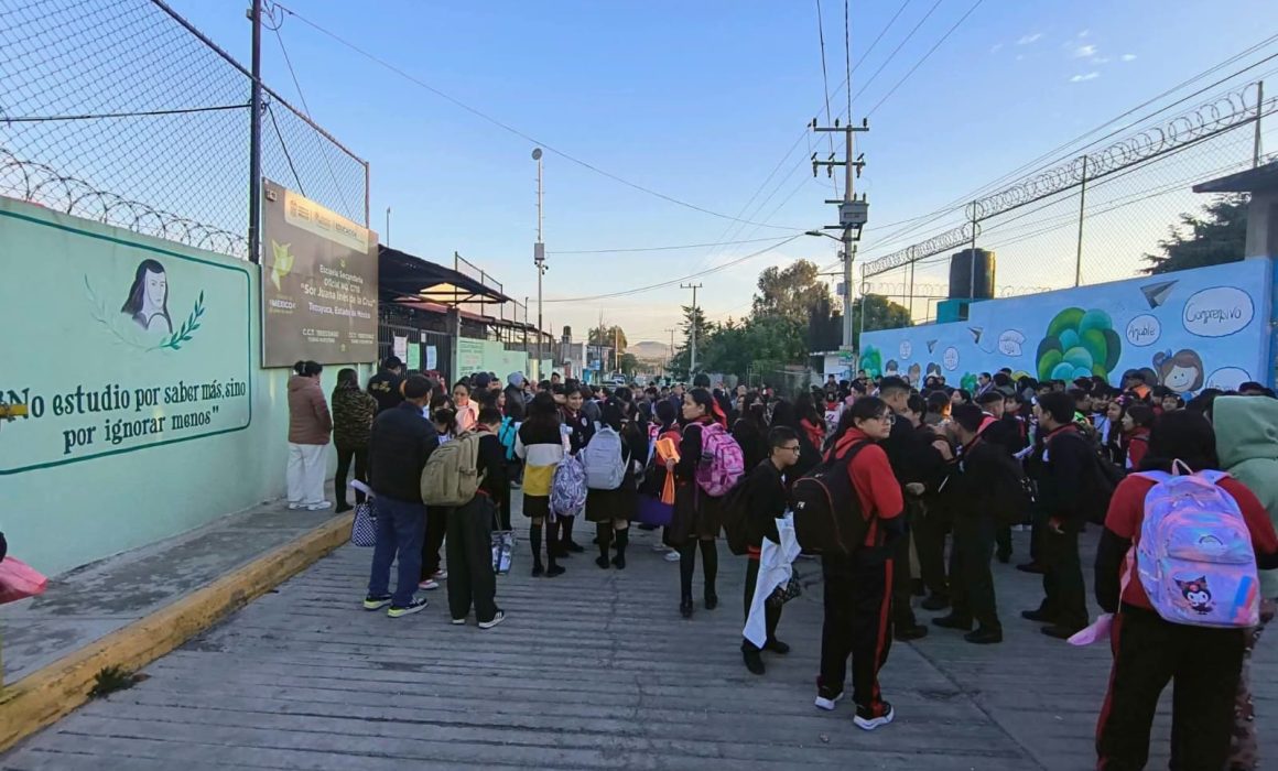 Cierran padres secundaria en Tezoyuca por falta de maestros