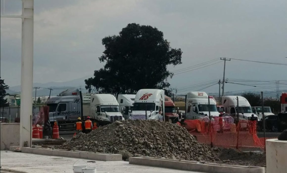 Cierran transportistas por completo caseta El Dorado en ambos sentidos