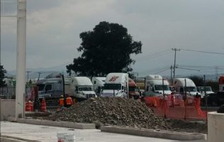 Cierran transportistas por completo caseta El Dorado en ambos sentidos