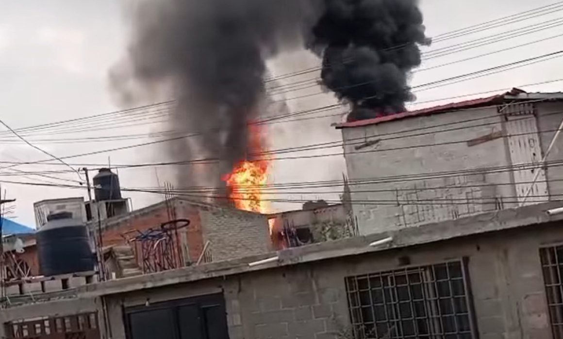 Consume voraz incendio a vivienda en San Pablo Atlazalpan, Chalco