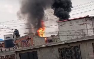 Consume voraz incendio a vivienda en San Pablo Atlazalpan, Chalco