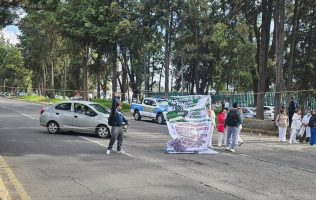 Continúa cerrada Av. Tecnológico en Metepec; policías atienden caos vial