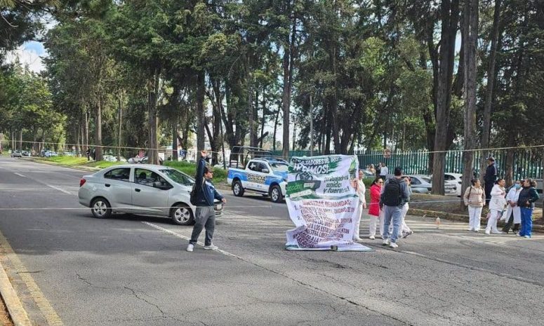 Continúa cerrada Av. Tecnológico en Metepec; policías atienden caos vial
