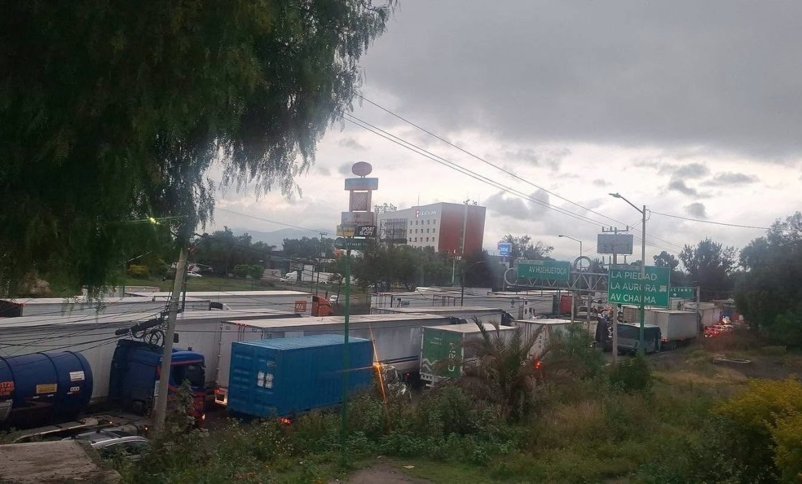 Cruzan camioneros bloqueo en Las Ánimas-Coyotepec pese a protestas