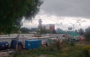 Cruzan camioneros bloqueo en Las Ánimas-Coyotepec pese a protestas