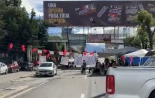 Cumplen trabajadores del IMSS cuarto día de bloqueo en Tollocan