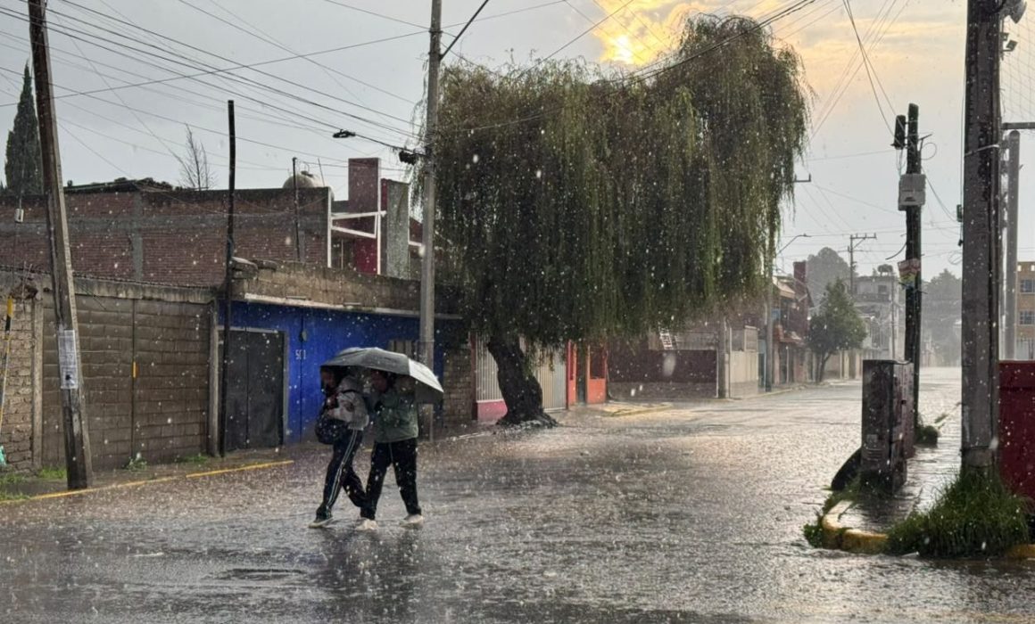Deja intensa lluvia vialidades anegadas y afecta el tránsito en Toluca
