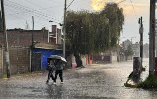 Deja intensa lluvia vialidades anegadas y afecta el tránsito en Toluca