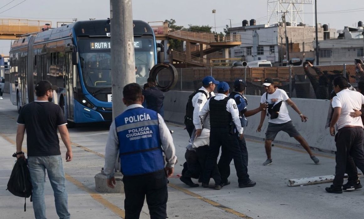 Desata bloqueo riña entre usuarios del Trolebús y manifestantes