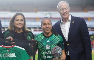 Desde Ecatepec Charlyn Corral sella su legado en el balompié