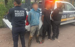 Detienen a dos adolescentes con droga y réplica de arma en Ecatepec