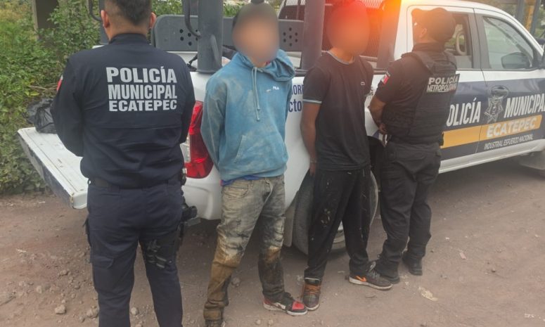 Detienen a dos adolescentes con droga y réplica de arma en Ecatepec