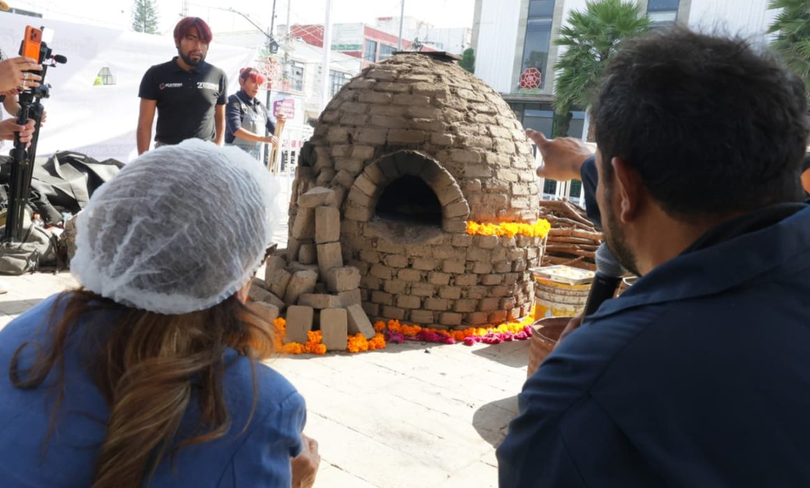 Elaboran pan de muerto en hornos artesanales de Ecatepec