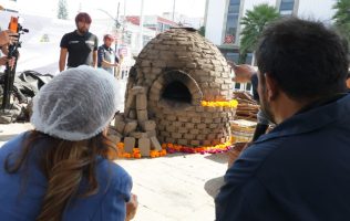 Elaboran pan de muerto en hornos artesanales de Ecatepec