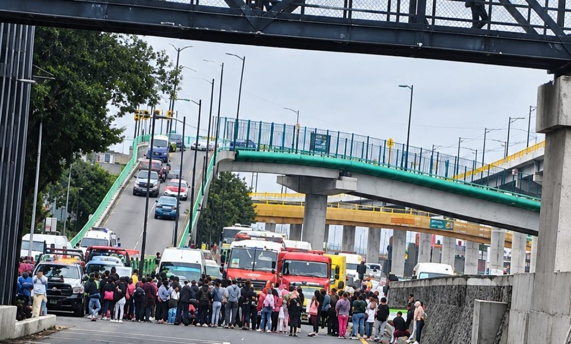 Encabezan padres de familia manifestación en la autopista México-Puebla