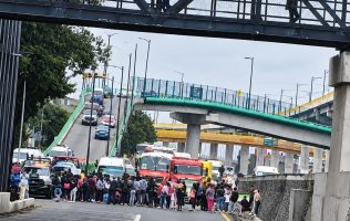 Encabezan padres de familia manifestación en la autopista México-Puebla