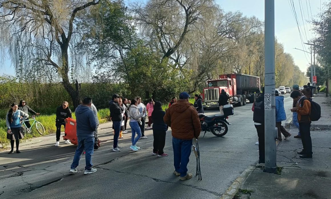 Enfrentan automovilistas 2 bloqueos en Metepec por protestas