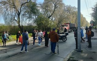 Enfrentan automovilistas 2 bloqueos en Metepec por protestas