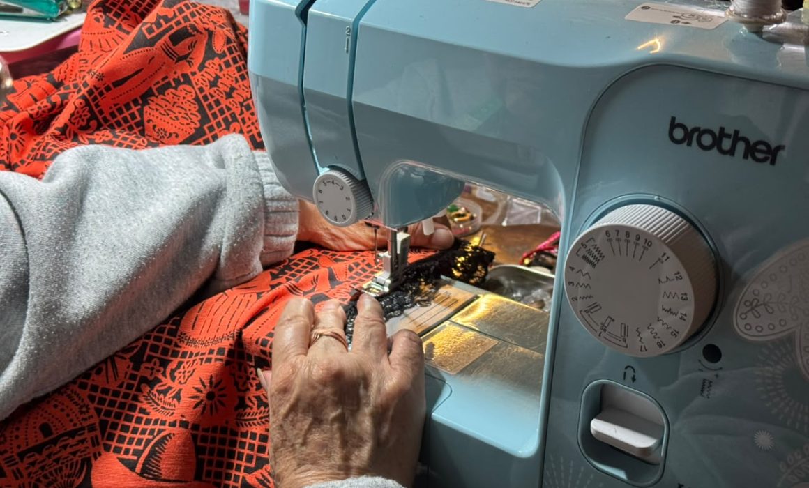 Enfrentan pérdidas costureros locales ante venta de disfraces en línea