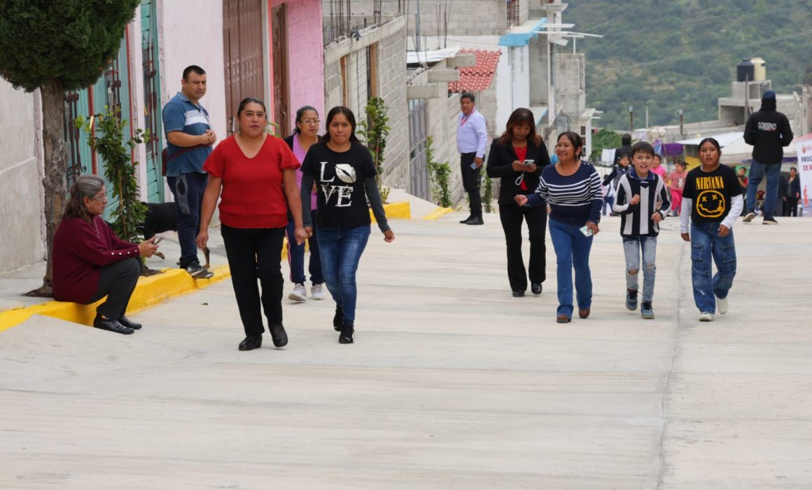 Entrega Azucena Cisneros pavimentación de calle tras 28 años de espera