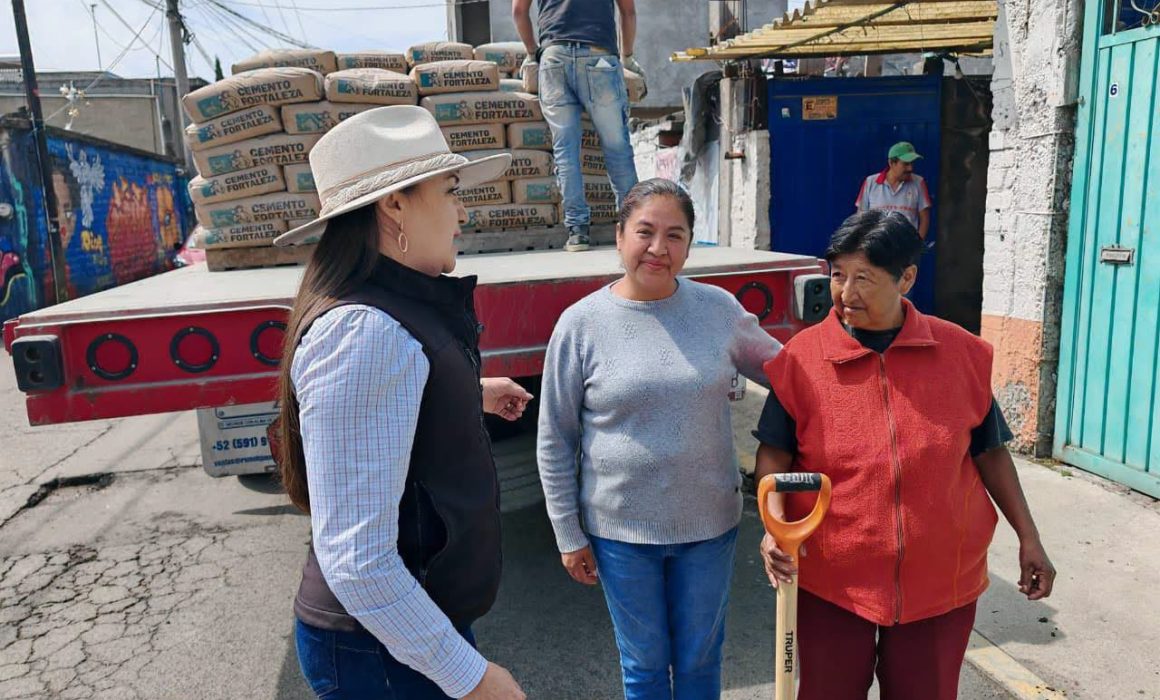Entrega Ivette Topete cemento para rehabilitar panteón de Amecameca