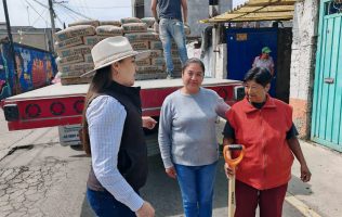 Entrega Ivette Topete cemento para rehabilitar panteón de Amecameca