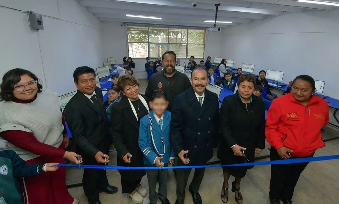 Entrega Pedro Rodríguez aula digital y 100 bancas a primaria de Atizapán