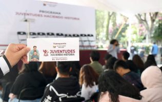 Entrega Raciel Pérez Cruz más apoyos para estudiantes de Tlalnepantla