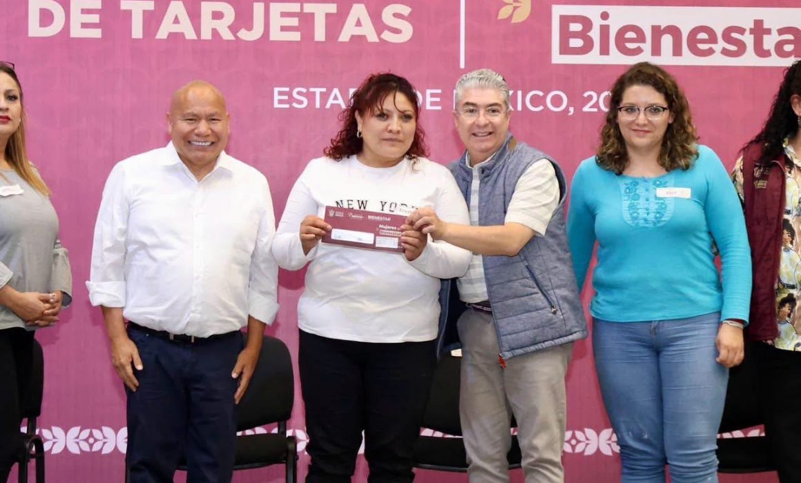 Entrega Tlalnepantla nuevas tarjetas del programa Mujeres con Bienestar
