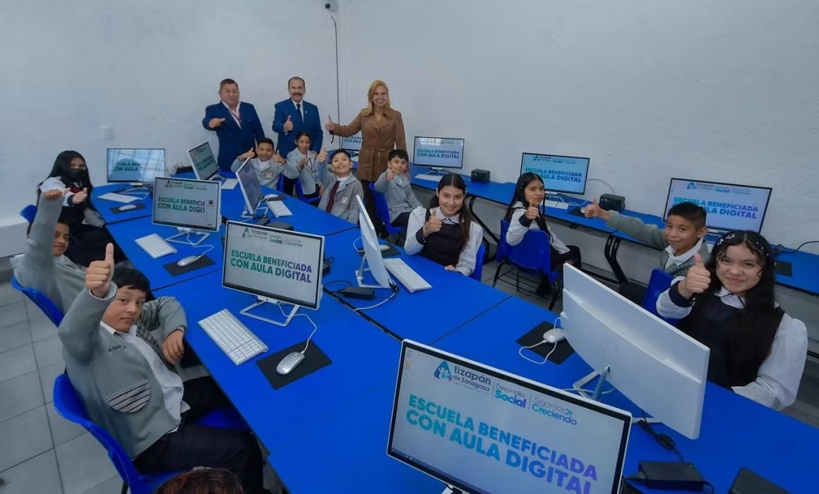 Equipa Pedro Rodríguez primaria de Atizapán con nueva aula digital
