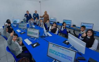Equipa Pedro Rodríguez primaria de Atizapán con nueva aula digital