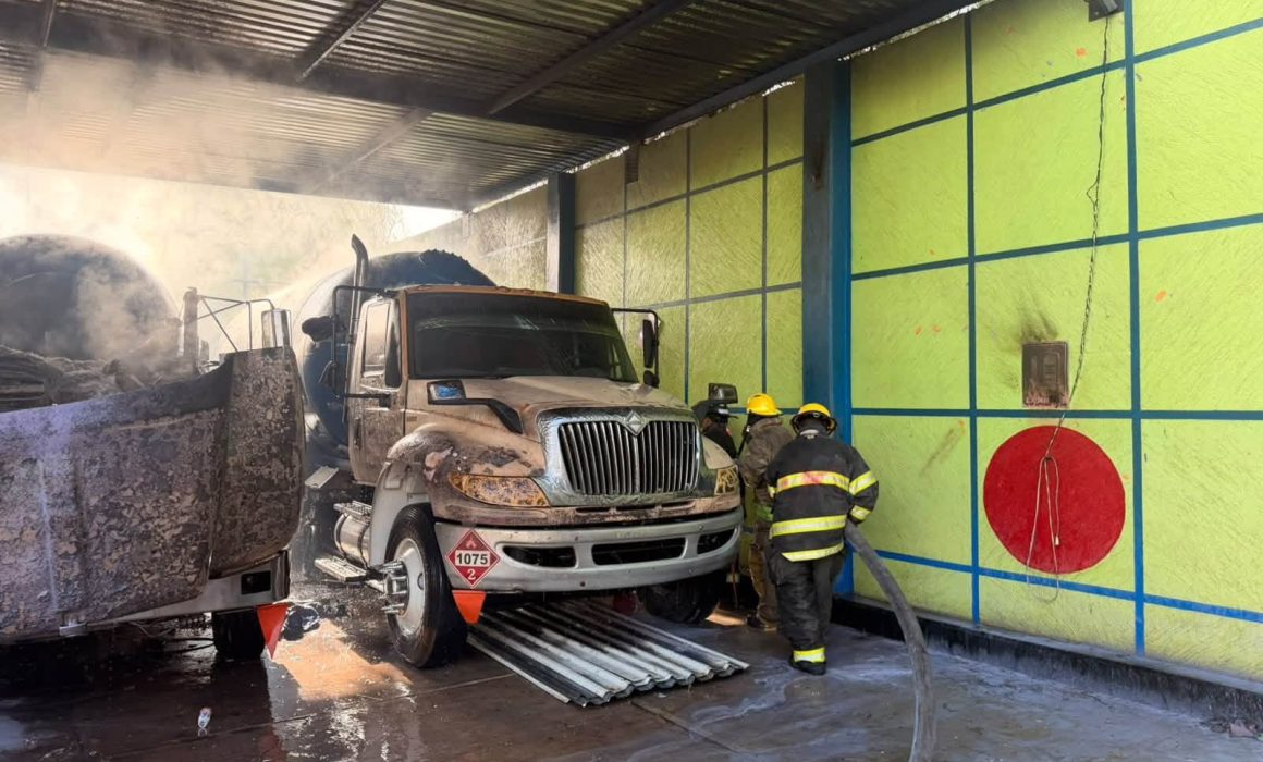 Estalla gasera en Coacalco junto a dos pipas de 40 mil litros