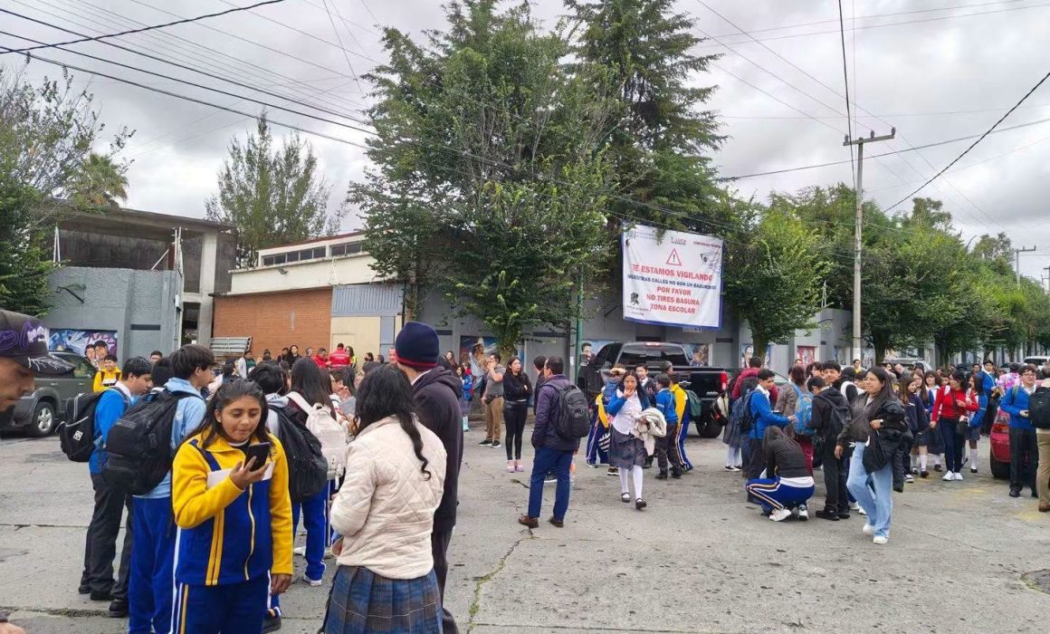 Evacuan a mil 400 personas de tres escuelas en Toluca por fuga de gas
