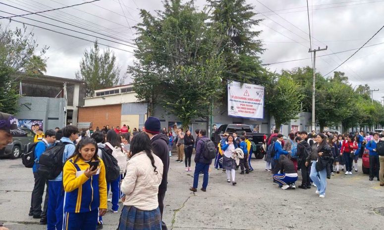 Evacuan a mil 400 personas de tres escuelas en Toluca por fuga de gas