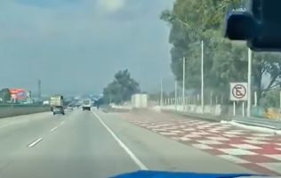 Evita trailero tragedia al usar rampa de emergencia en la México-Puebla