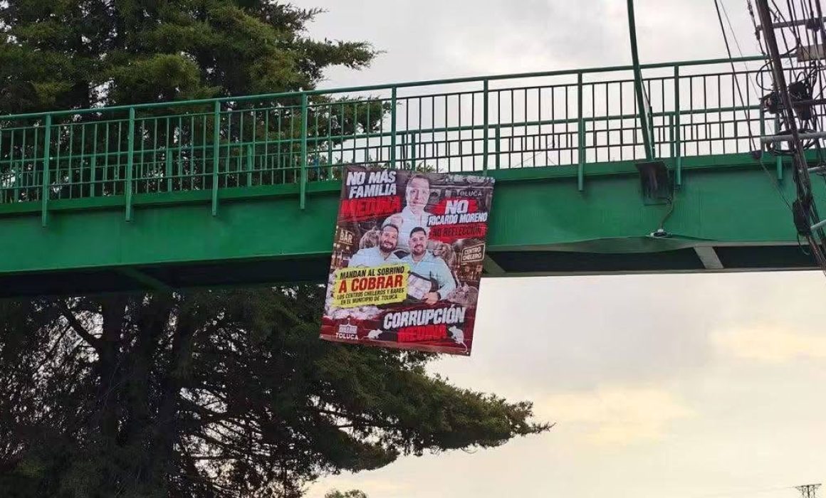 Exhiben familias hartazgo en Toluca con lonas contra Ricardo Moreno