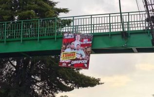 Exhiben familias hartazgo en Toluca con lonas contra Ricardo Moreno