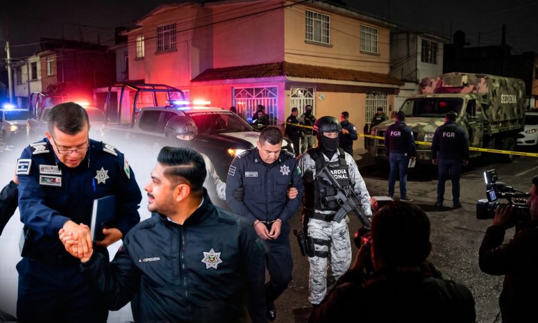Exhiben presunta infiltración criminal en policía de Nezahualcóyotl